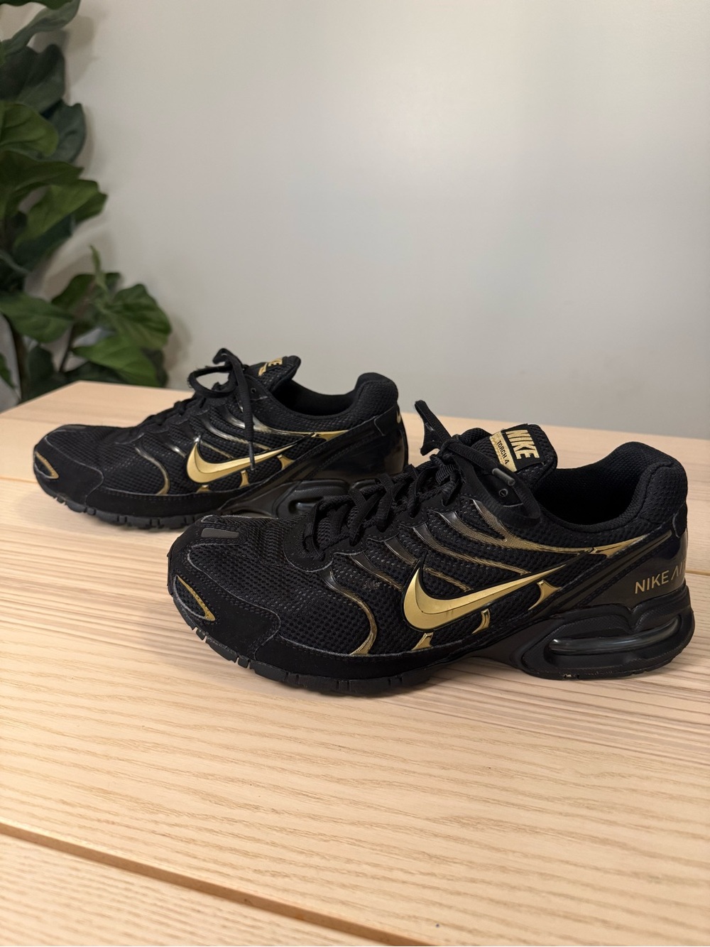 Nike Air Max Torch 4 Black Metallic Gold Men’s Size 10 Running Shoes